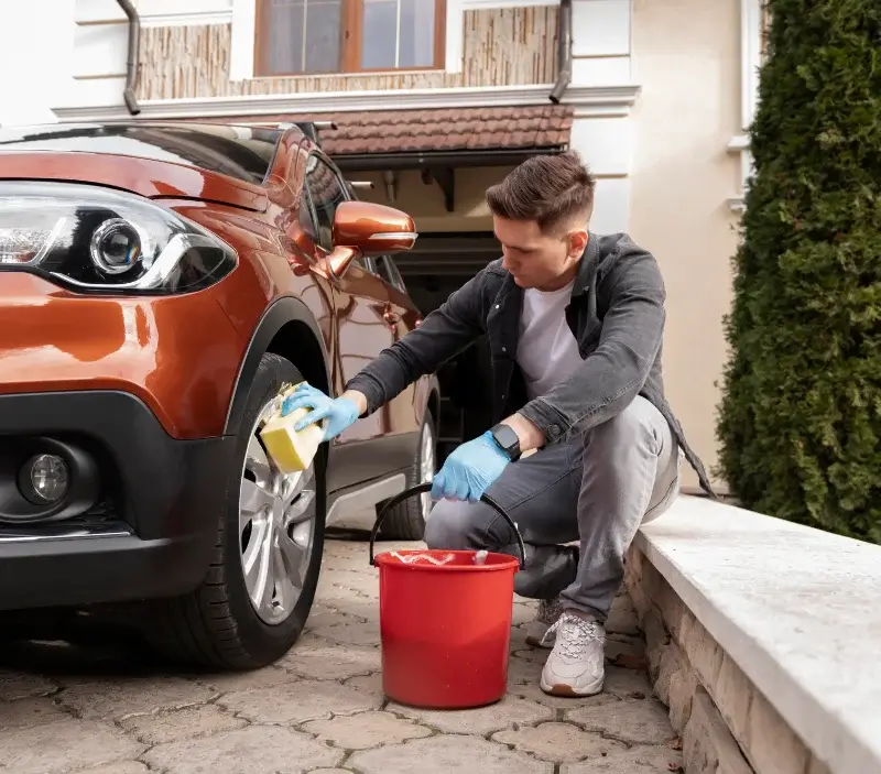 Lavage auto à domicile Queaux : professionnel intervenant sur un véhicule